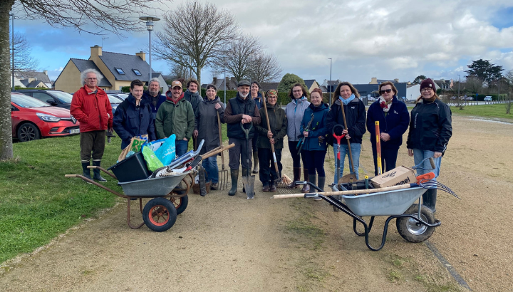 Des bénévoles motivés participent à un chantier nature sur le Refuge LPO de la Métairie
